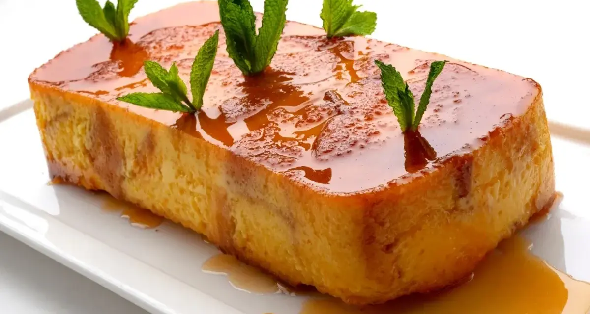 Delicioso pan de calatrava bañado en caramelo y decorado con hojas de menta fresca.