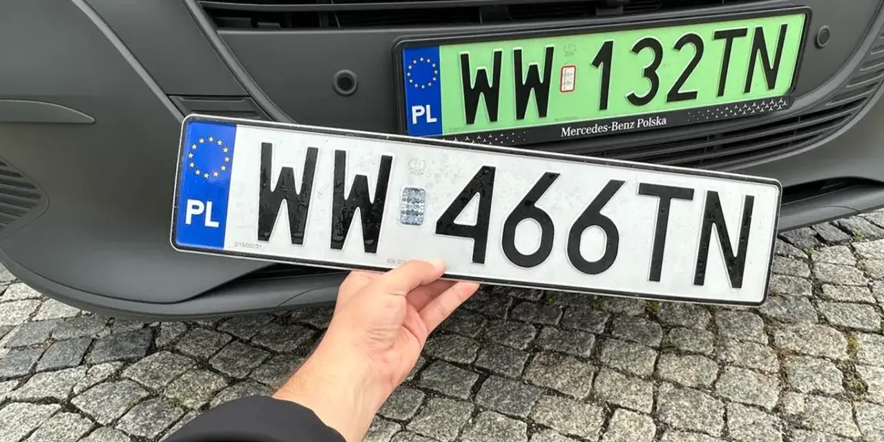 Nowe tablice rejestracyjne WW 466TN czekają na montaż. Ile dni na przerejestrowanie auta? Czas nagli!