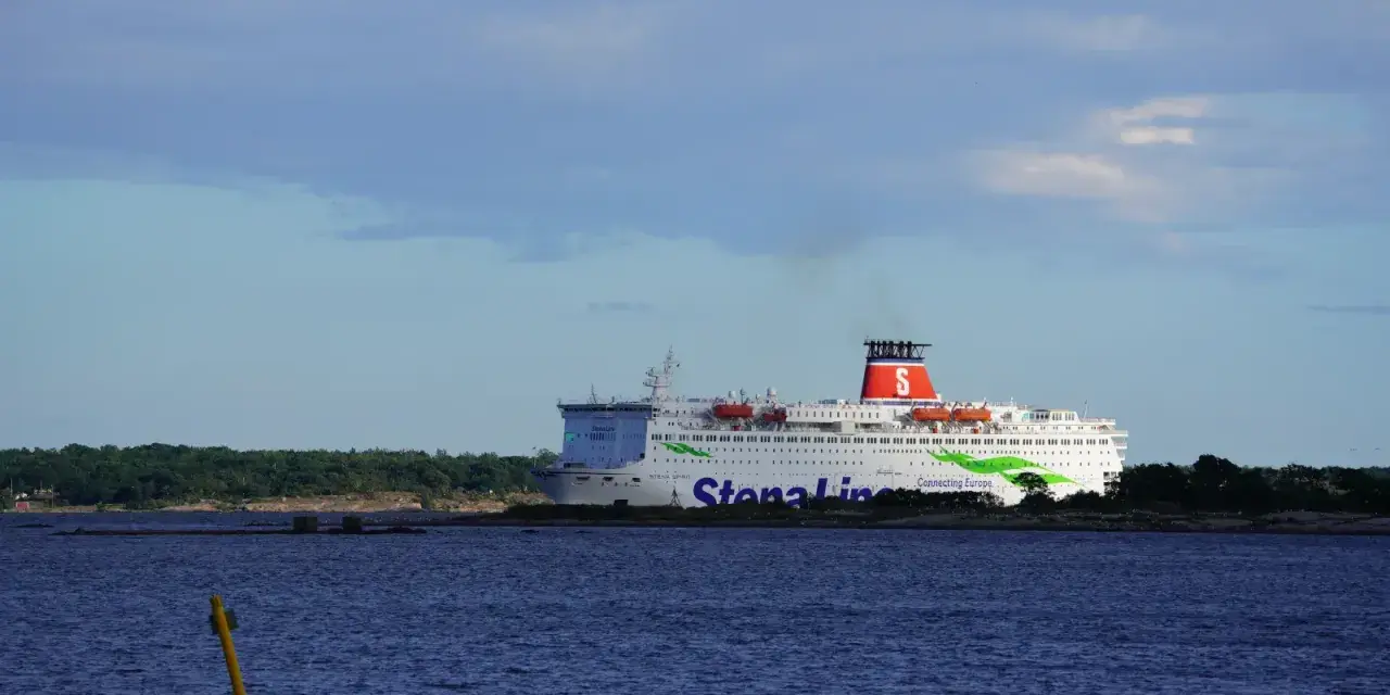 Prom Stena Line płynie z Gdyni do Karlskrony. Podróż trwa ok. 10 godzin.