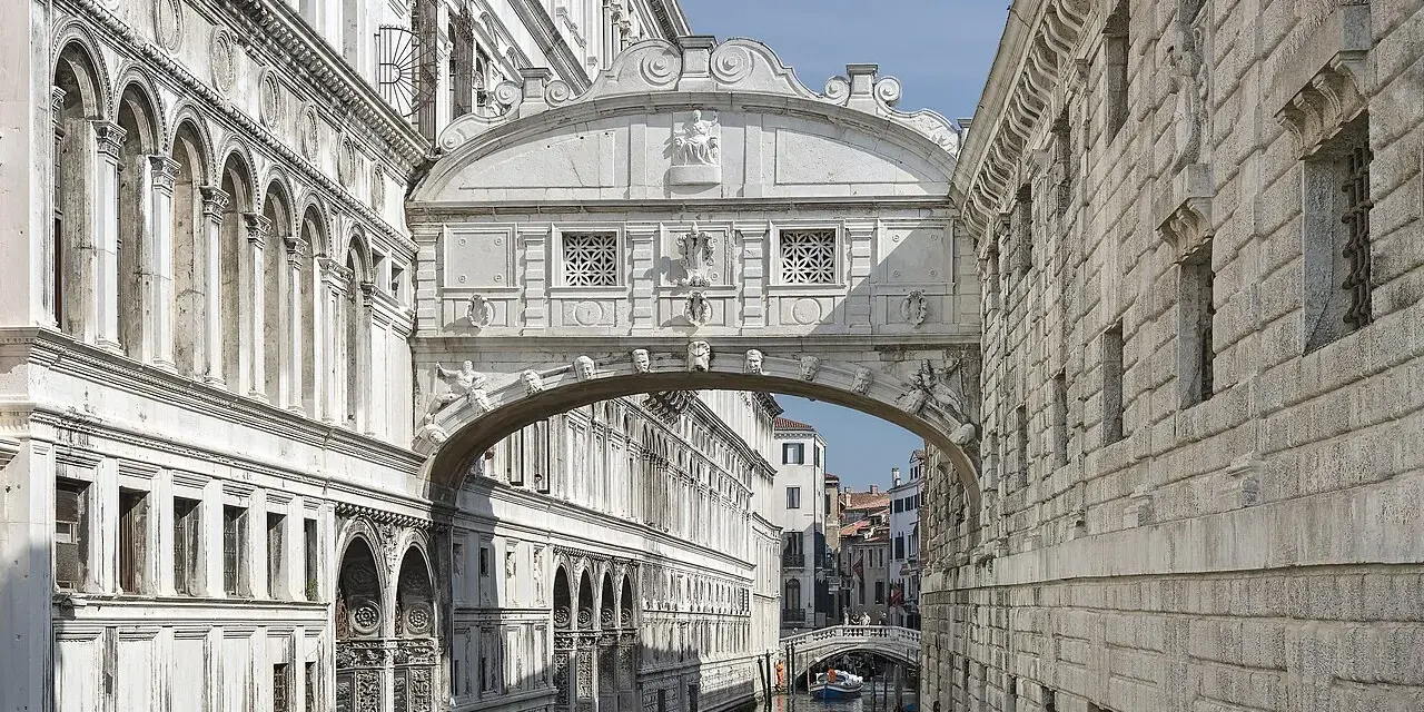 Ponte dei Sospiri a Venezia, collegava le prigioni al Palazzo Ducale. I condannati, vedendo la laguna per l'ultima volta, sospiravano.