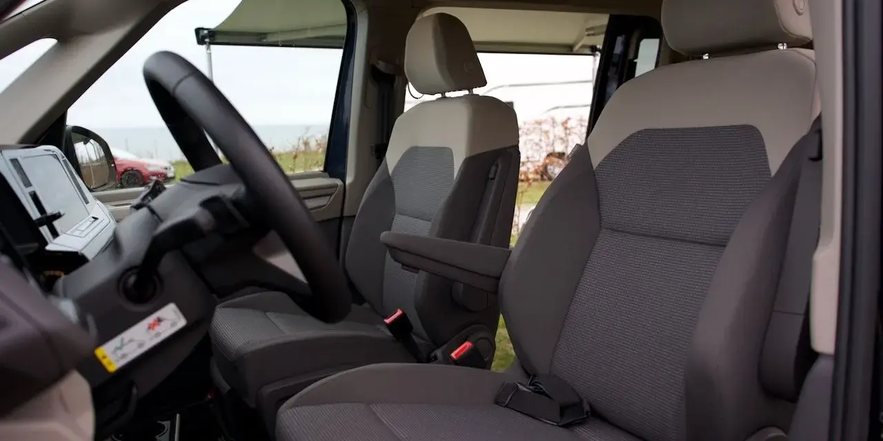 Wygodne fotele i kierownica w vw california wnętrze. Gotowi na podróż?