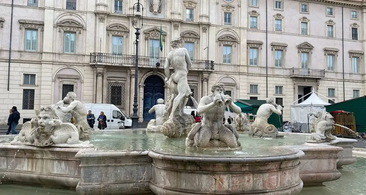 Fontanna Czterech Rzek na Piazza Navona, z barokowym Palazzo Braschi w tle.