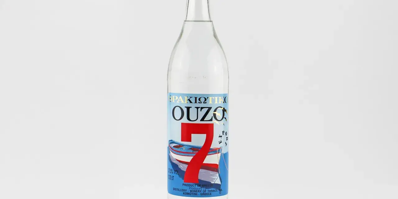 Flasche Ouzo mit der Aufschrift "37,5% VOL". Die Frage "wie viel prozent hat ouzo" wird hier beantwortet.