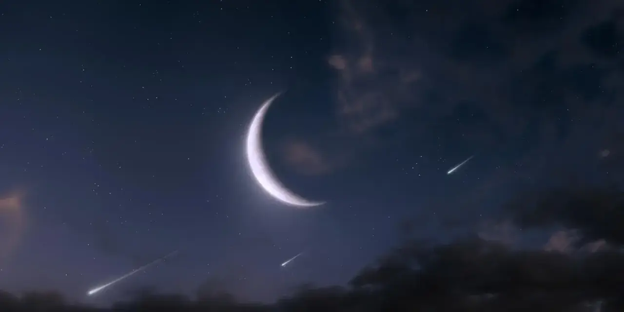Nocne niebo z sierpem księżyca w Bliźniętach i spadającymi gwiazdami.