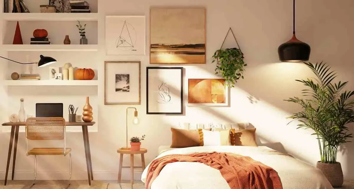 Acogedor dormitorio con cama sin cabecero, escritorio y estanterías llenas de arte y objetos decorativos.