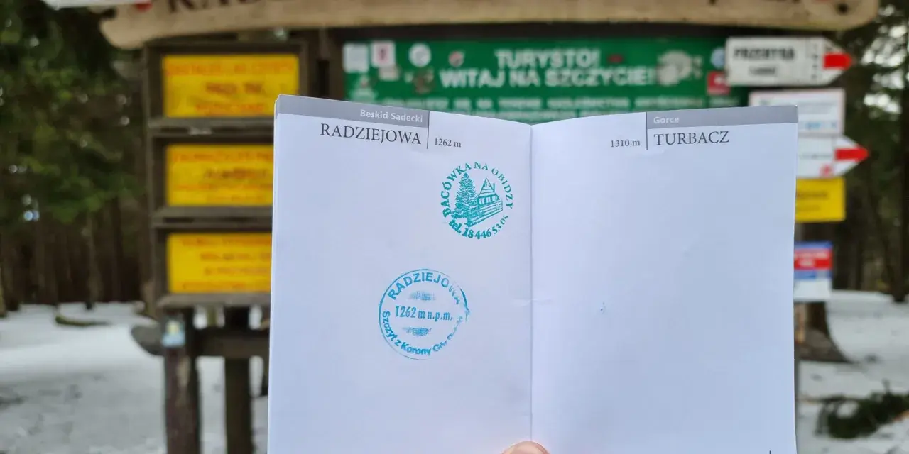 Na szlaku na Radziejową, w Beskidzie Sądeckim, zdobyto szczyt 1262 m n.p.m. Potwierdzają to pieczątki w książeczce zdobywcy Korony Gór Polski.