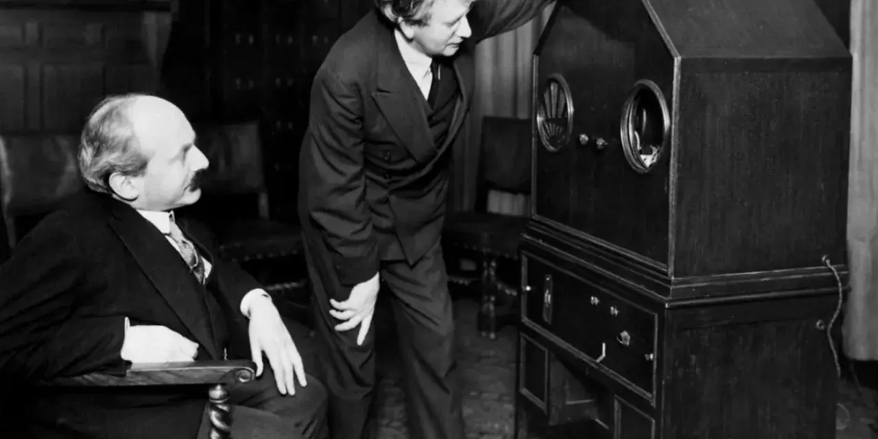 Dwóch mężczyzn przy wczesnym telewizorze. Czy to właśnie ten wynalazł telewizor?