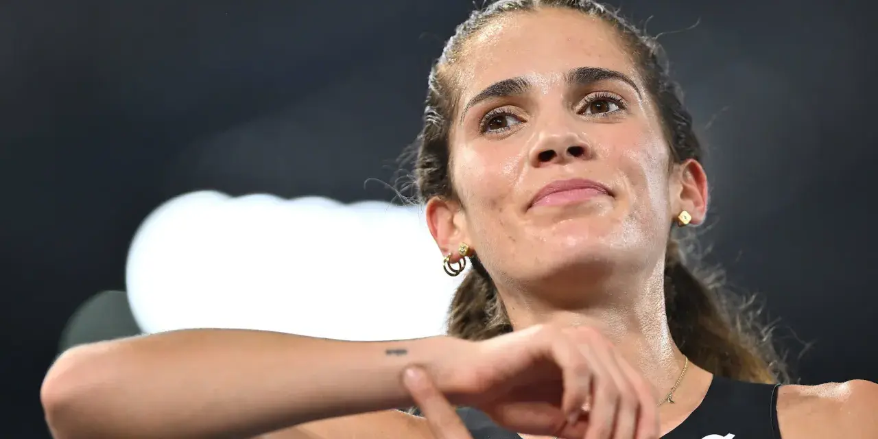 Marta García, atleta de atletismo, con el rostro sudoroso y una mirada de concentración.