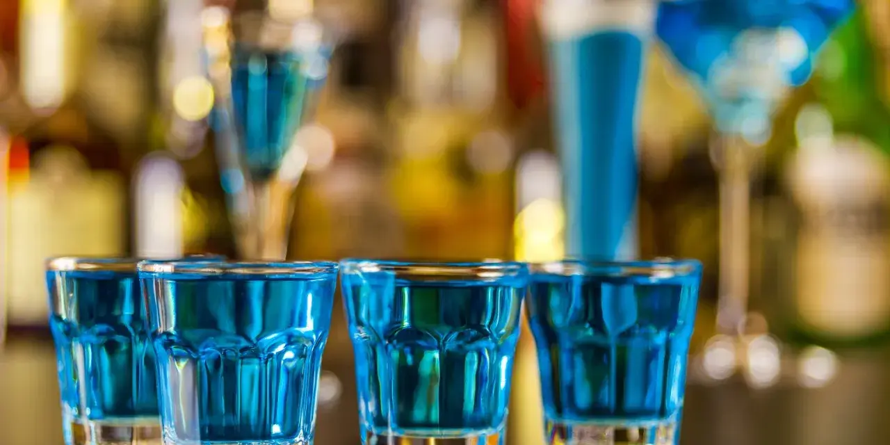 Kilka niebieskich shotów, idealnych na imprezę. Może to przepis na Kamikadze?
