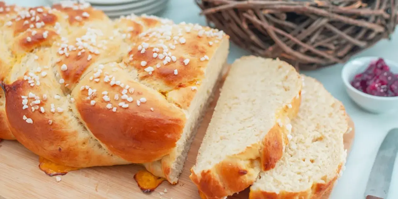 Goldbrauner Hefezopf mit Hagelzucker, perfekt für ein Osterfrühstück. Dieses Hefezopf Rezept ist ein Genuss!