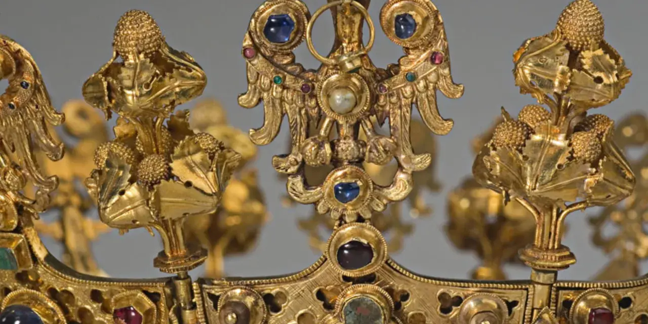 Złoty skarb ze Środy Śląskiej: korona z orłem i klejnotami, symbol bogactwa i historii.