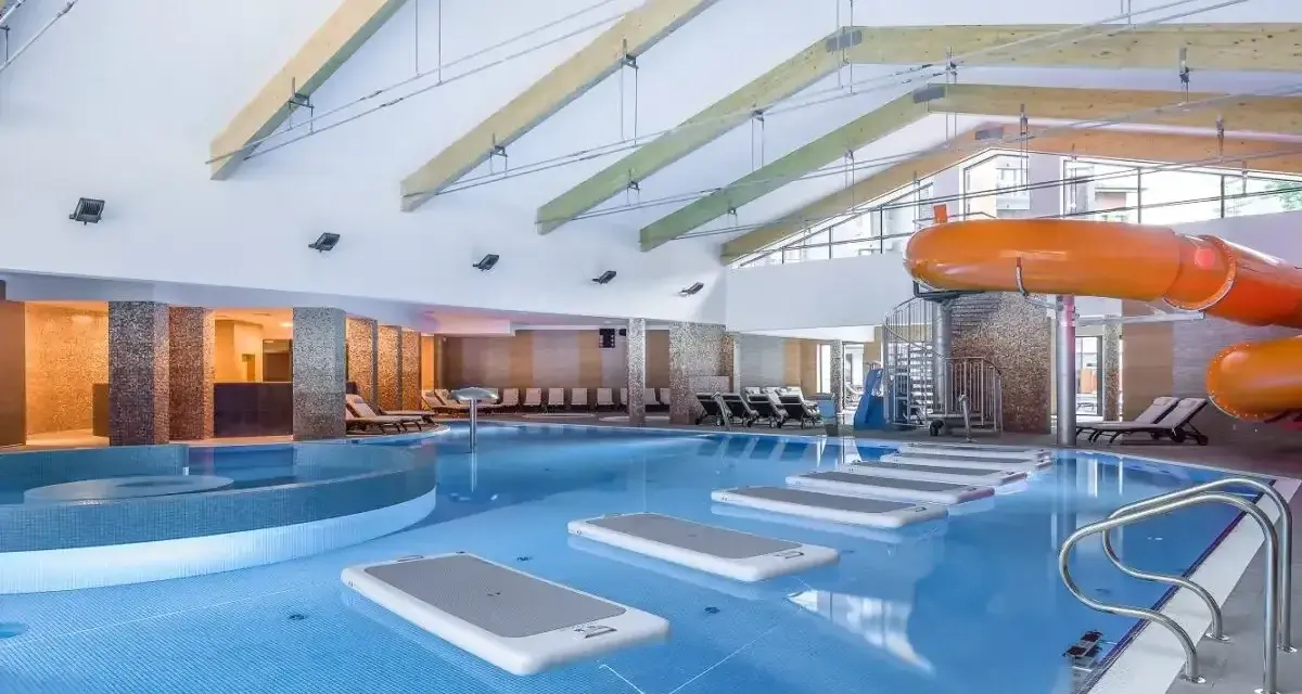 Wodne szaleństwo w hotelach z aquaparkiem w górach! Basen z dmuchanymi wyspami i zjeżdżalnią zaprasza do zabawy.