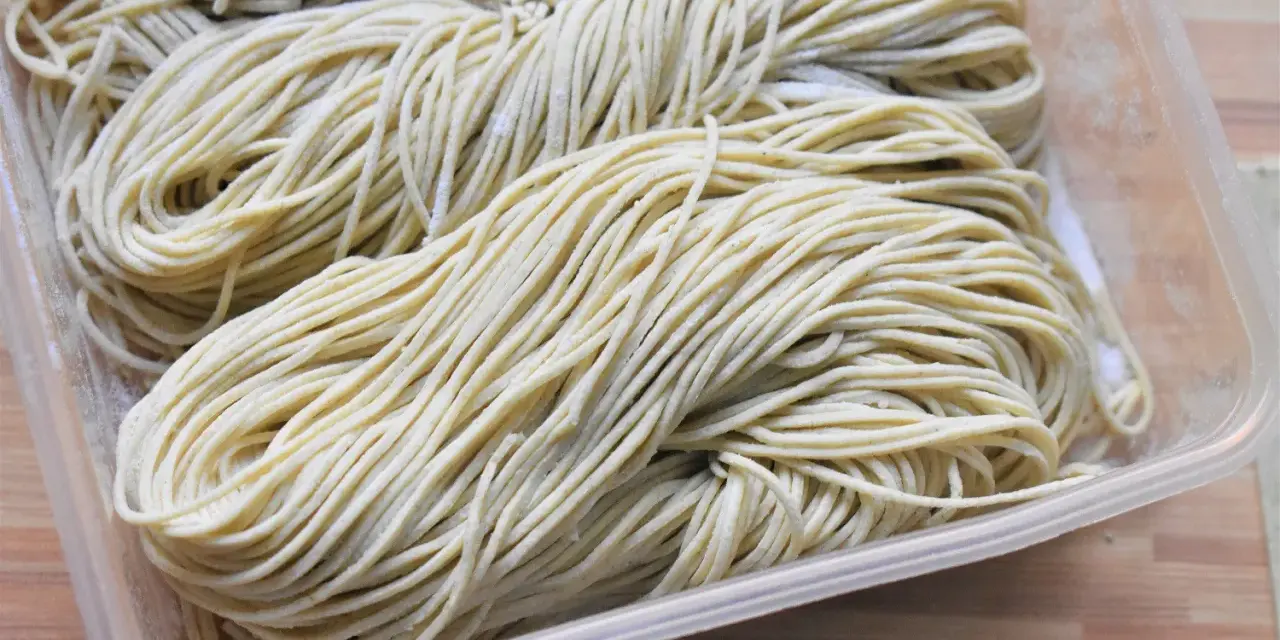 Jak zrobić makaron ramen? Przepis na idealną sprężystość!