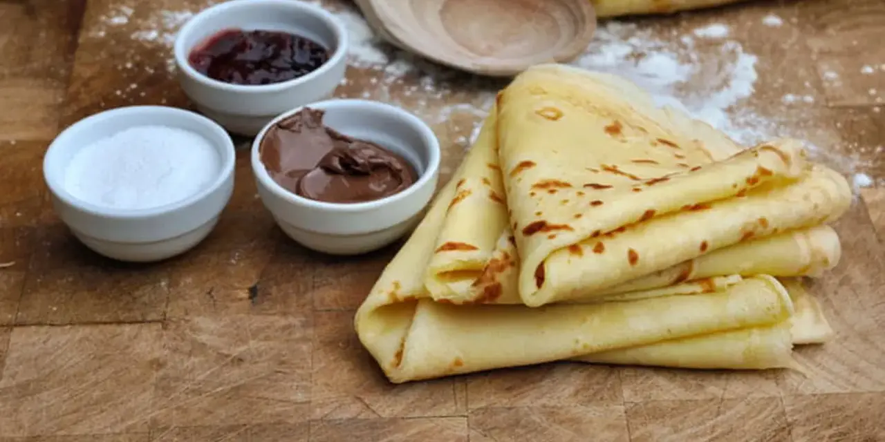 Crêpes dorées prêtes à garnir de confiture, pâte à tartiner ou sucre. Une recette pâte à crêpe facile sans repos pour un goûter gourmand.