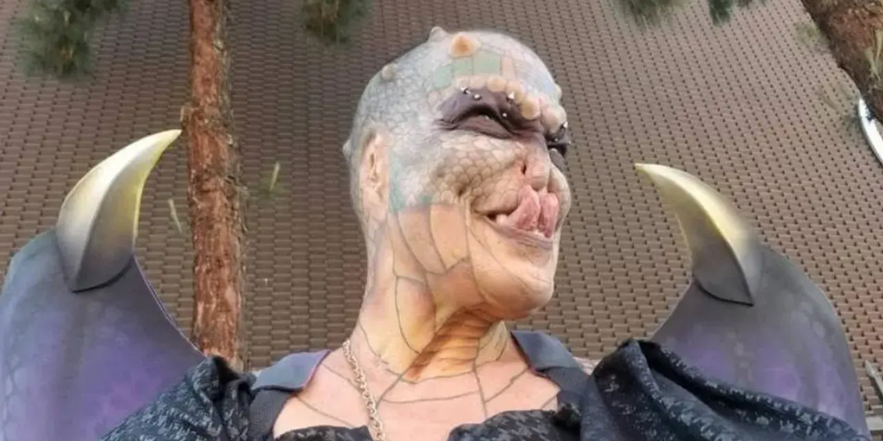Eva Tiamat Medusa, w stylizacji przypominającej mityczną Meduzę, z łuskami i skrzydłami, wygląda jak postać z legend.