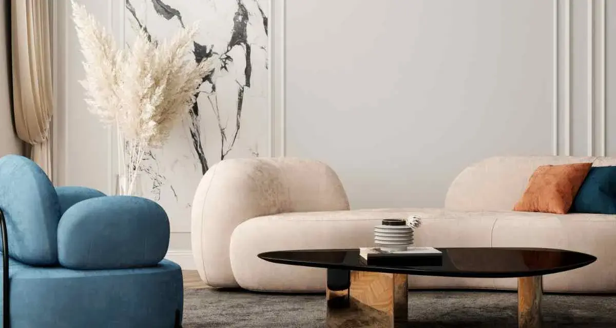 Un divano beige dalle forme morbide crea un'atmosfera accogliente, con abbinamenti di cuscini in terracotta e blu.