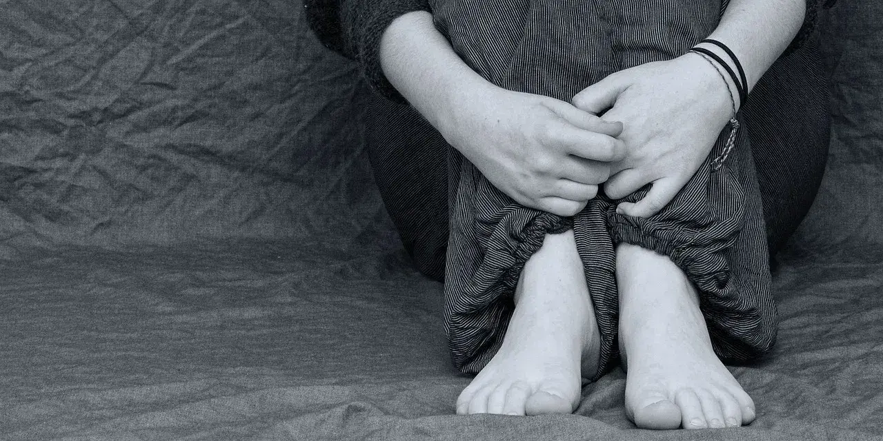 Dłonie splatają się na kolanach, nogi podkurczone. Czasem bunt 12 latka objawia się ciszą i zamyśleniem.