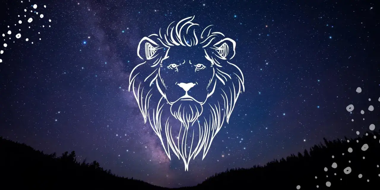 Gwiezdne niebo nad lasem, a na nim biały zarys lwa. To znak zodiaku Lew, symbolizujący siłę i odwagę, niczym pełnia w lwie.