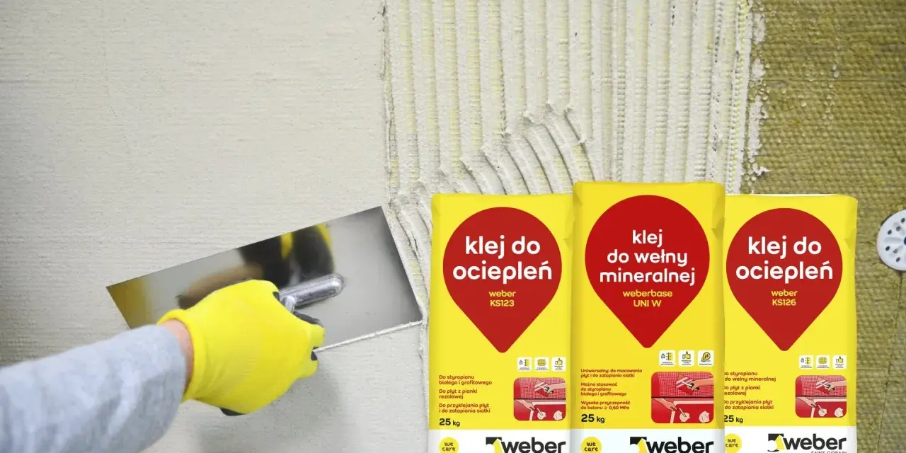 Rękawica w żółtej rękawicy nakłada klej na ścianę. Obok worki z napisem "klej do ociepleń" – idealny, by przykleić styropian do blachy.