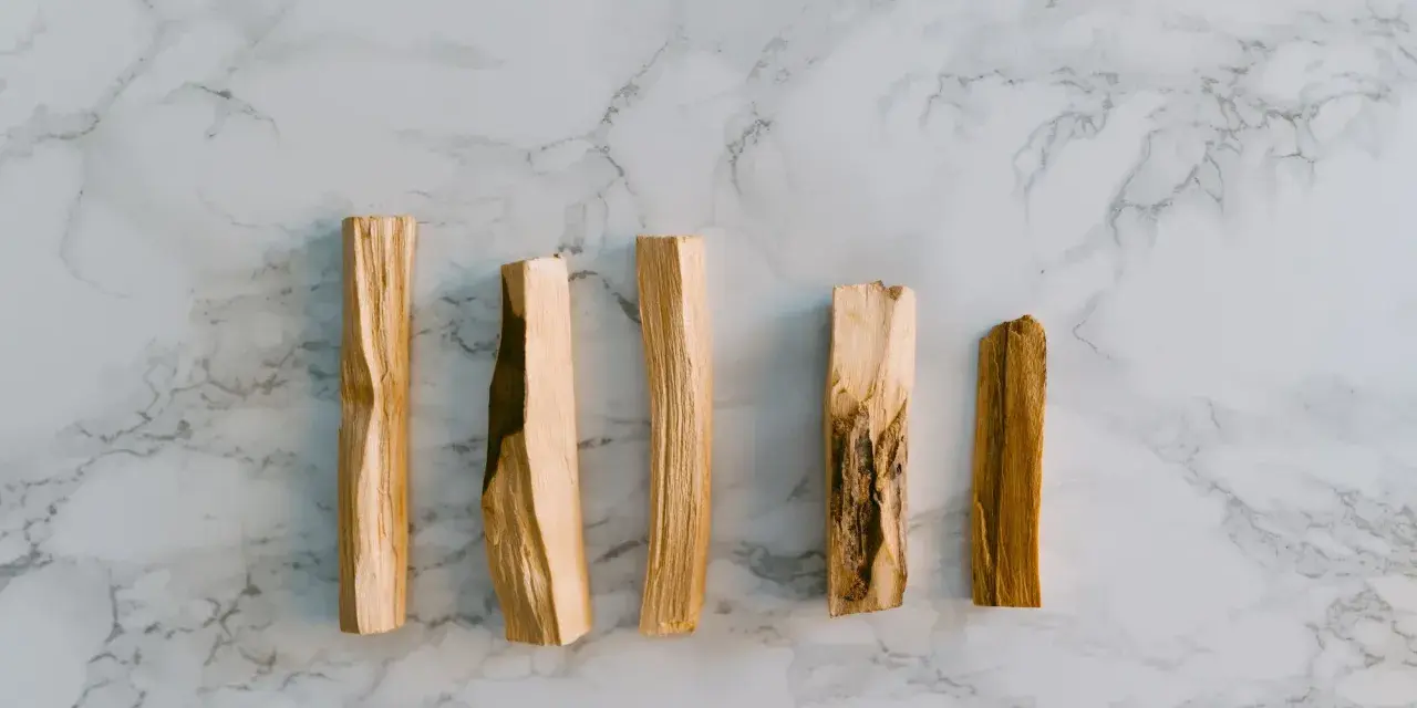 Cinco astillas de palo santo sobre mármol. ¿Por qué se apaga el palo santo? Quizás por la humedad o la mala ventilación.