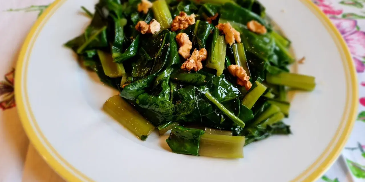 Verdure a coste in padella, saltate con noci croccanti, un contorno sano e saporito.