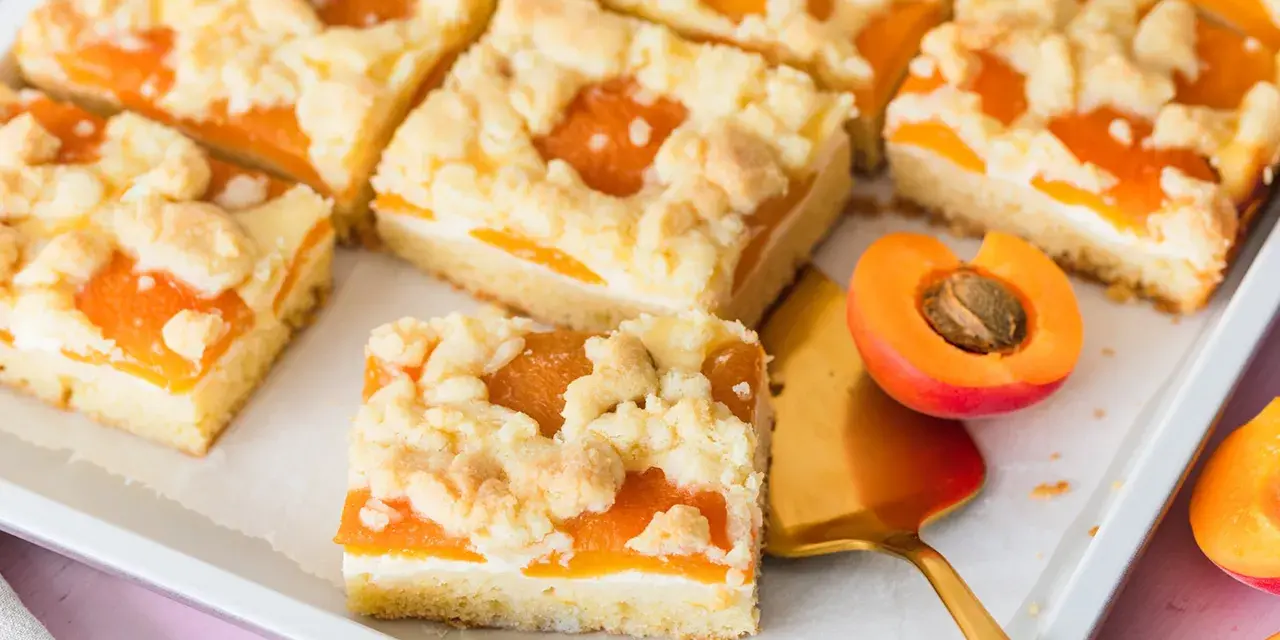 Saftiger Aprikosen-Blechkuchen mit Streuseln, perfekt für Ihre nächsten Blechkuchen Rezepte.