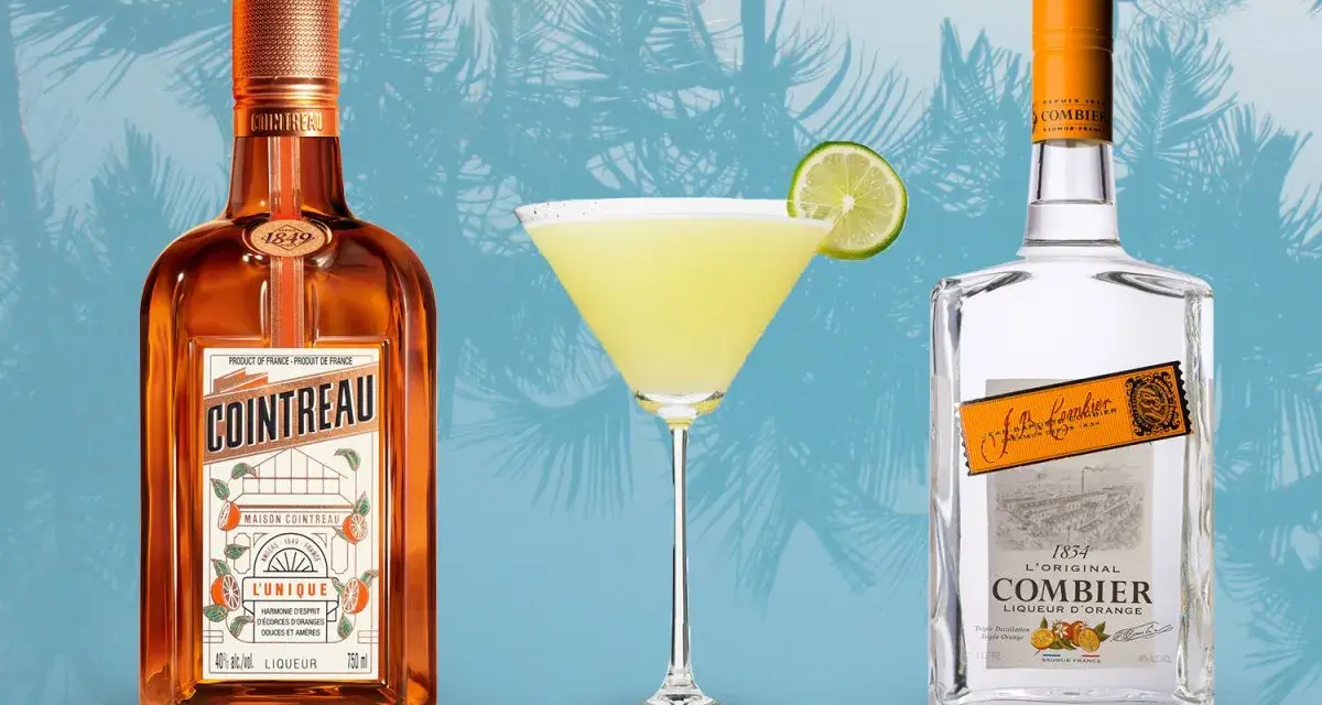 Cointreau kontra Triple Sec w koktajlach: pomarańczowy likier Cointreau i przezroczysty Combier obok drinka z limonką.
