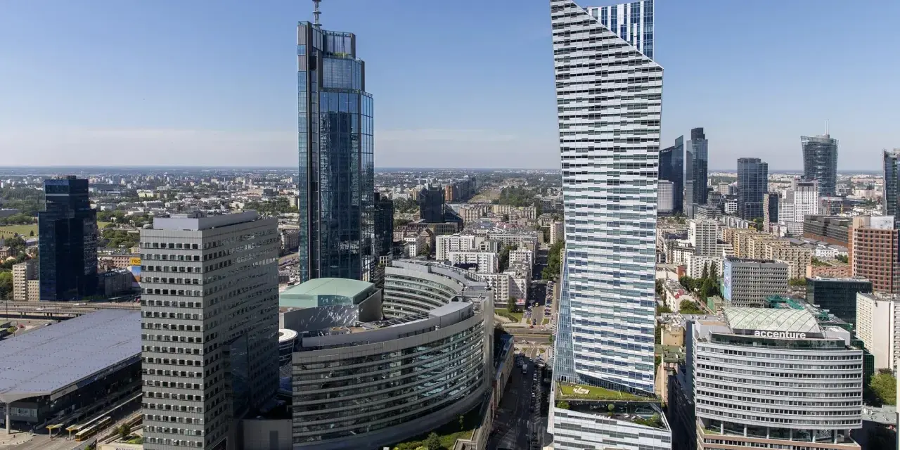 Warszawski wieżowiec, jeden z najwyższych budynków w Europie, góruje nad panoramą miasta.