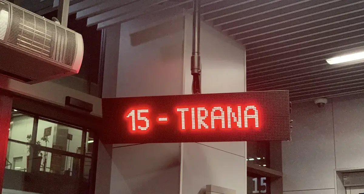 Tablica informacyjna "15 - Tirana" świeci na czerwono. Czy w Tiranie jest bezpiecznie?