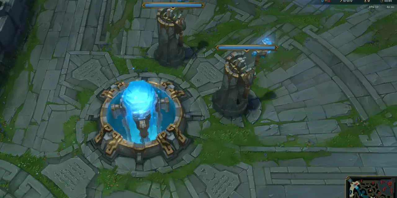 Widok z lotu ptaka na mapę gry League of Legends z wieżami i niebieskim kryształem.