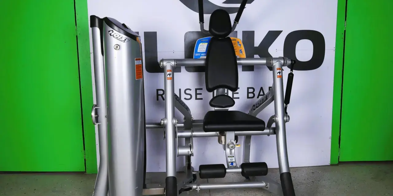 En Hoist ROC-ABS crunch maskin med svart stoppning och silverfärgad metallram. Perfekt för att träna magmusklerna.