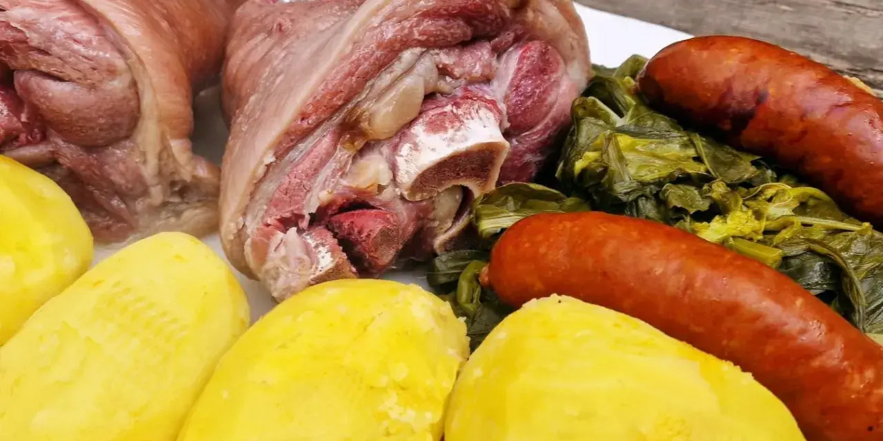 Plato de lacón con grelos, patatas y chorizo. Un festín gallego listo para disfrutar.