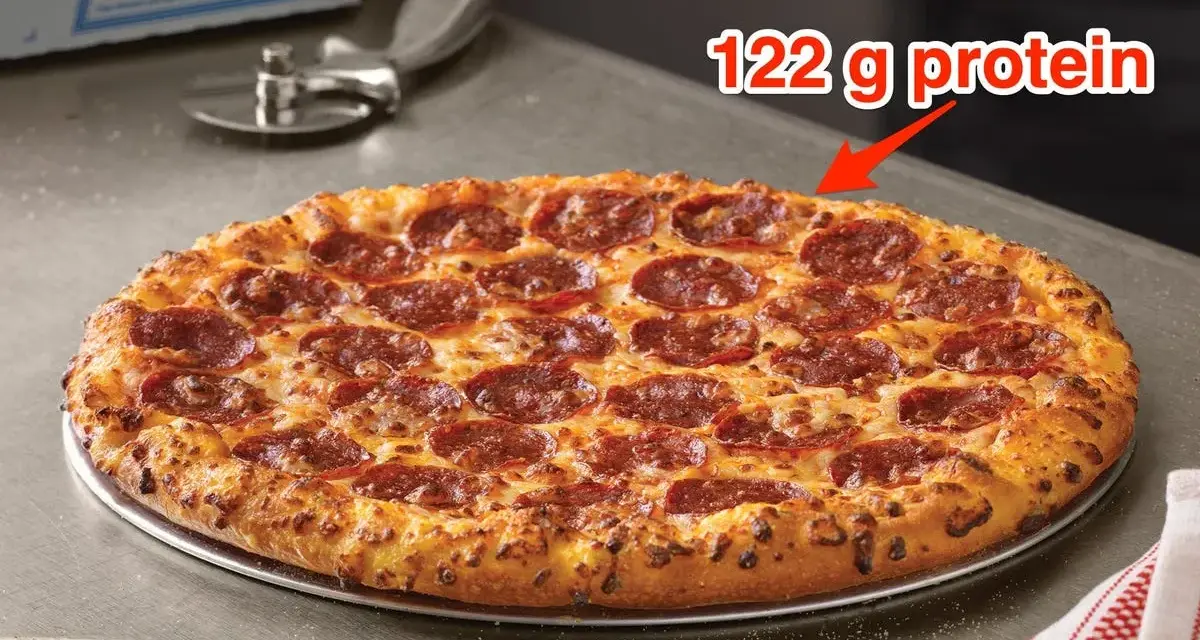 Pyszna pizza pepperoni z Dominos. Czy wiesz, że ta pizza ma 122g białka? Idealna na siłownię, ale czy zastanawiałeś się nad jej dominos pizza kcal?