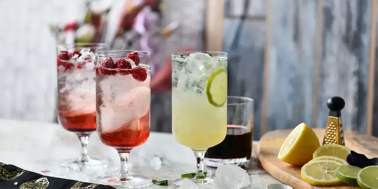 Orzeźwiające drinki z malinami i limonką, jak z wakacji w Malibu. Idealny Malibu Barbie drink na lato.