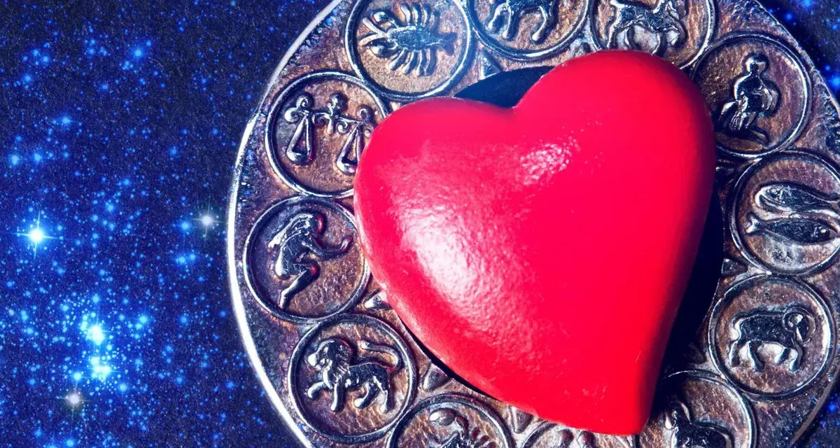 Czerwone serce na tle zodiaku. Koziorożec i Panna obok siebie, symbolizując miłość i harmonię.