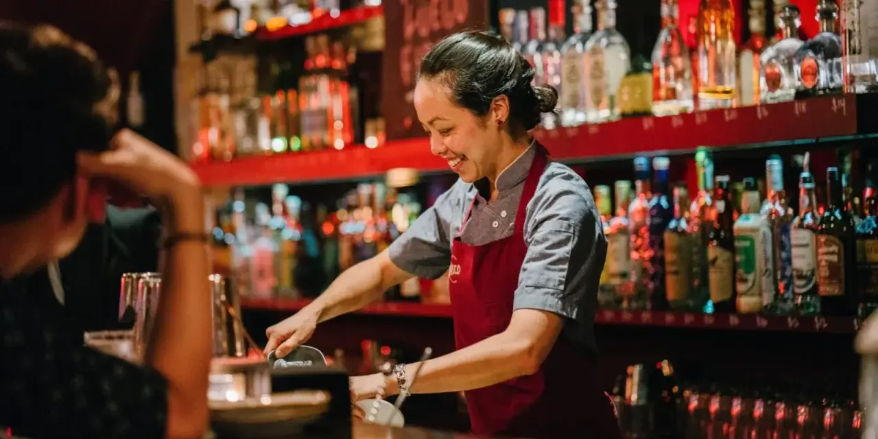 Ile zarabia przeciętny barman? Zaskakujące fakty o wynagrodzeniach