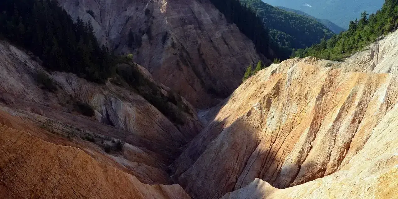 Malowniczy kanion w Rumunii, idealne miejsce na dziki camping. Góry i lasy tworzą niesamowity krajobraz.