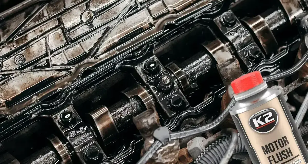 Zanieczyszczony silnik benzynowy i butelka K2 Motor Flush – najlepsza płukanka do silnika benzynowego, która przywróci mu czystość i moc.