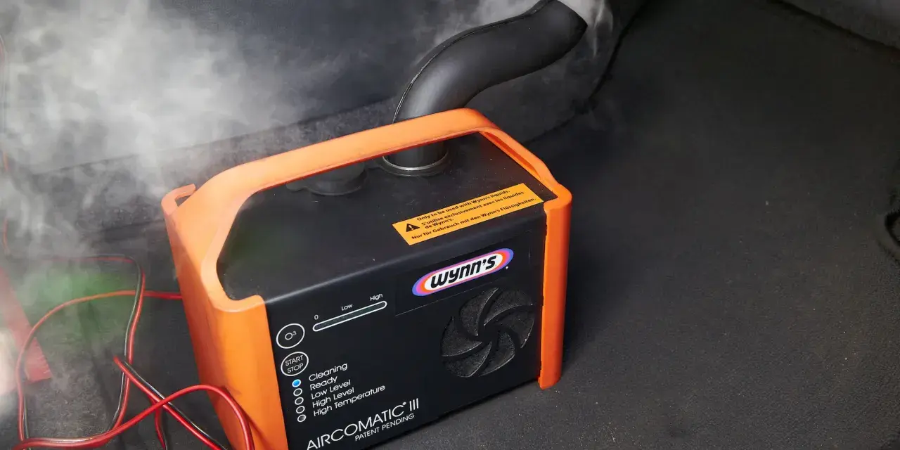 Urządzenie do ozonowania wnętrza auta Wynn's Aircomatic III pracuje, wytwarzając mgiełkę. Dowiedz się, jak długo ozonować auto dla najlepszych efektów.