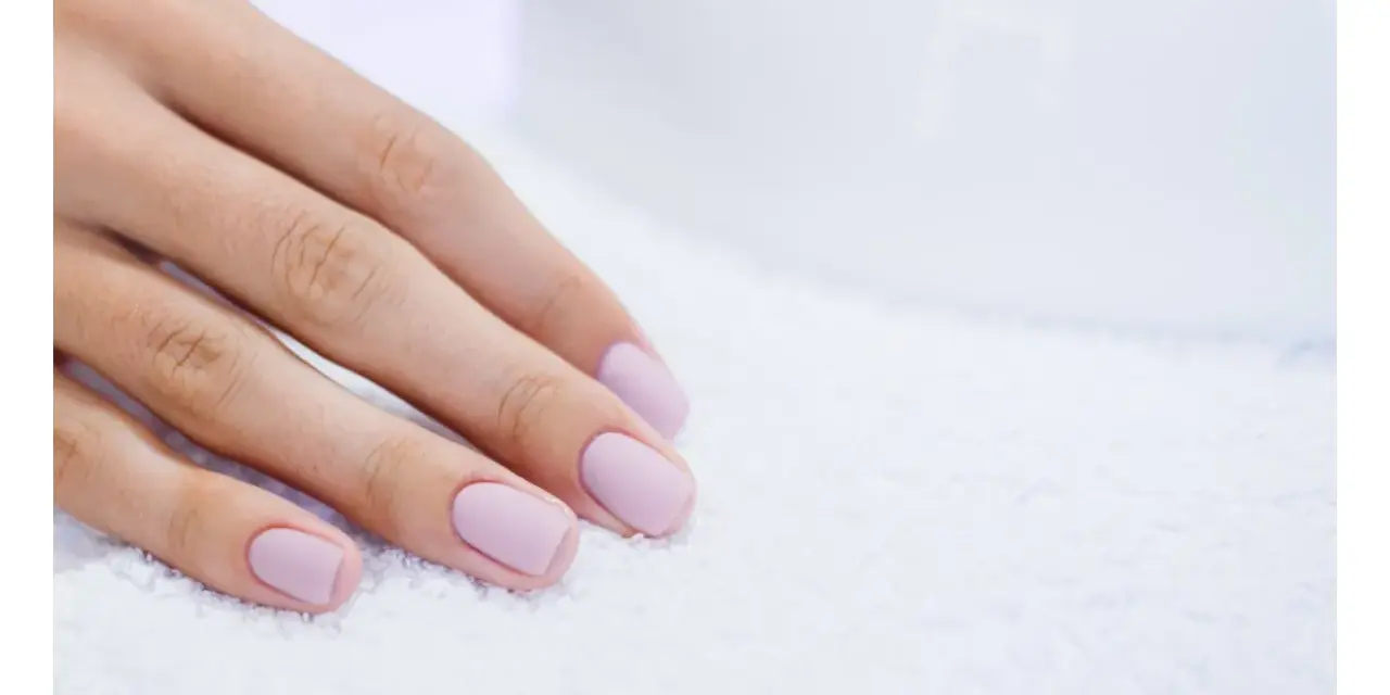 Manicure hybrydowy krok po kroku: Zrób to sama bez błędów!