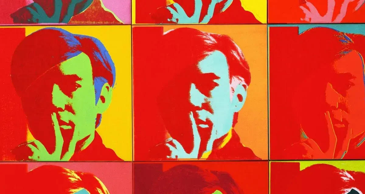 Série d'autoportraits d'Andy Warhol en sérigraphie, aux couleurs vives et contrastées, évoquant le pop art.
