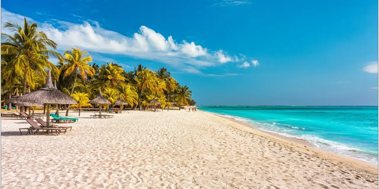 Rajska plaża na Mauritiusie w styczniu. Biały piasek, palmy, turkusowa woda i słońce. Idealne miejsce na relaks.