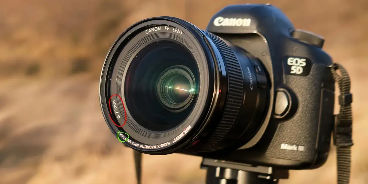 Canon EOS 5D Mark III z obiektywem. Widoczne oznaczenie średnicy 77mm, sugerujące rodzaje filtrów do obiektywu.