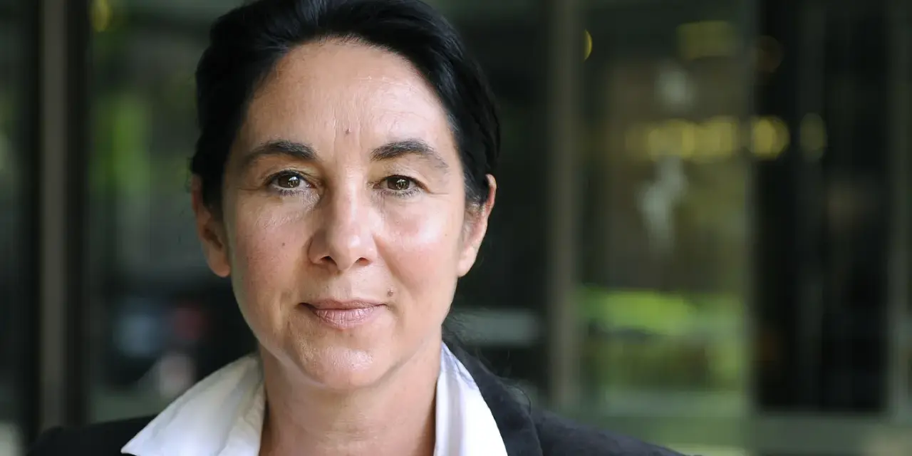 Silvia Tortora, con un'espressione serena, affronta la vita nonostante la sua malattia.