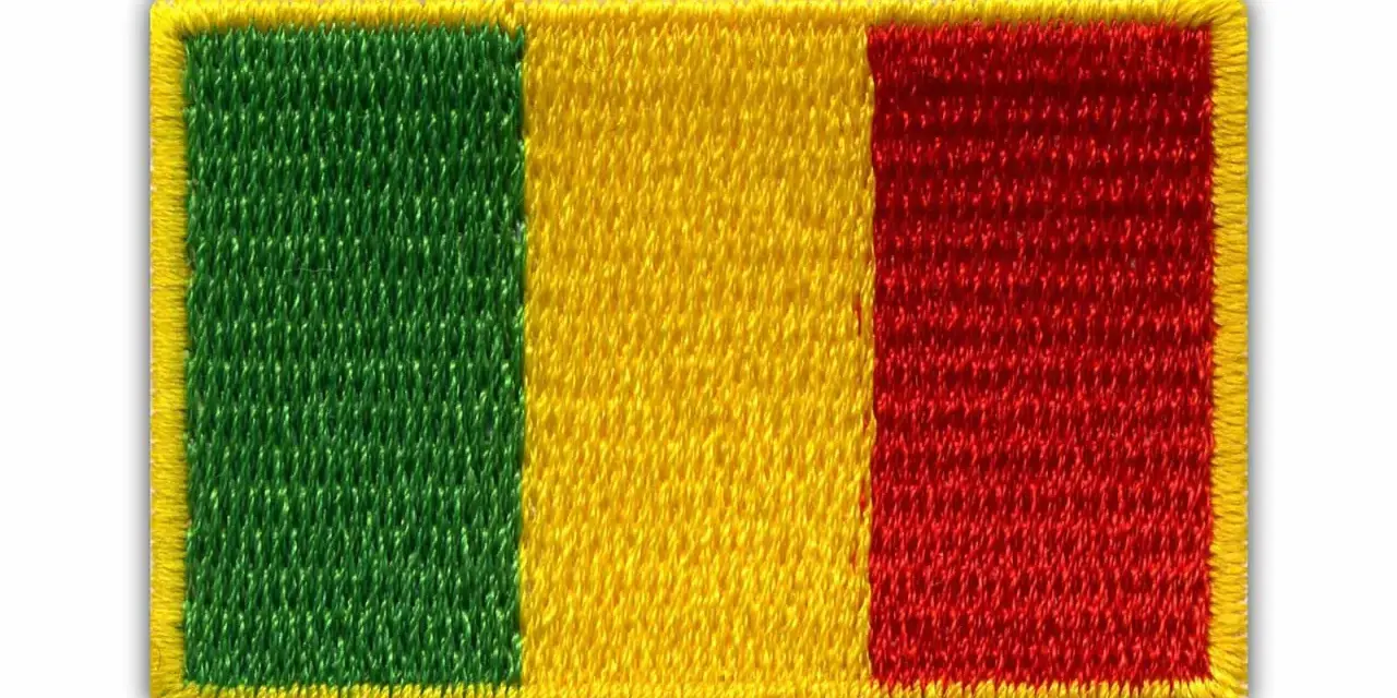 Naszywka z flagą Mali, pionowe pasy zielony, żółty, czerwony, otoczone żółtą ramką.