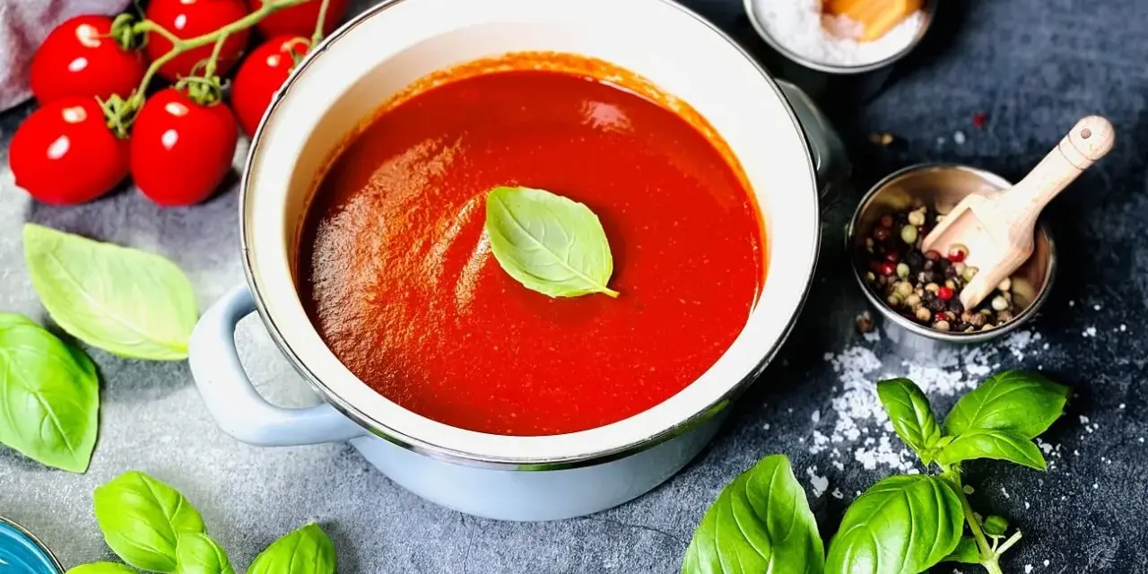 Frische Tomaten, Basilikum und Gewürze – alles bereit, um tomatensauce selber machen. Ein Genuss!