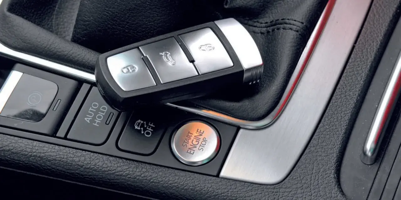 Kluczyk do samochodu leży na konsoli środkowej obok przycisku Start/Stop. System keyless go umożliwia uruchomienie silnika bez kluczyka.