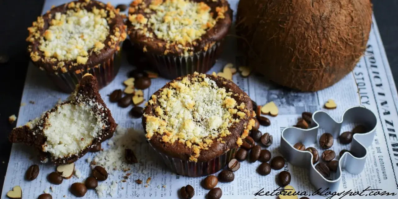 Keto muffiny z mąki kokosowej, z kruszonką, obok orzechy, ziarna kawy i całe kokosy. Idealne na dietę ketogeniczną.