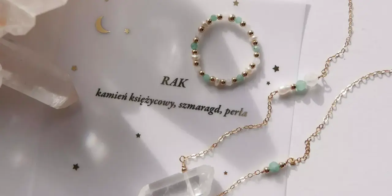 Złota biżuteria z kamieniami dla Raka: księżycowy kamień, szmaragd, perła. Delikatny naszyjnik z kryształem i bransoletka.