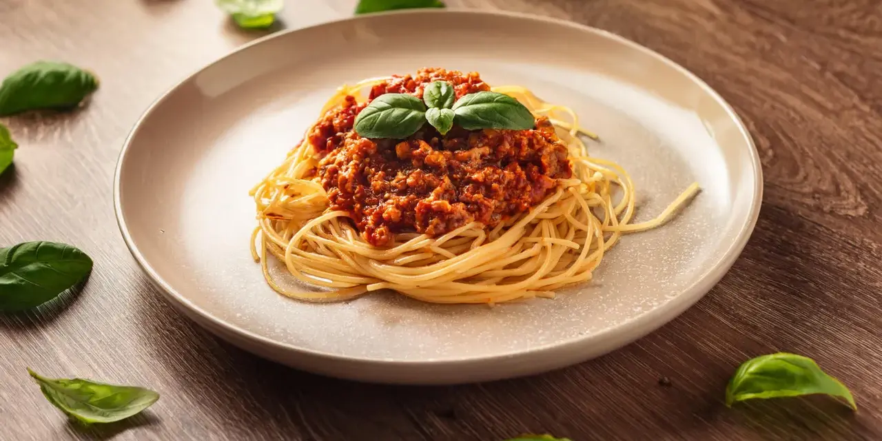 Pyszne spaghetti bolognese, idealne na szybki obiad. Prosty przepis na klasykę.